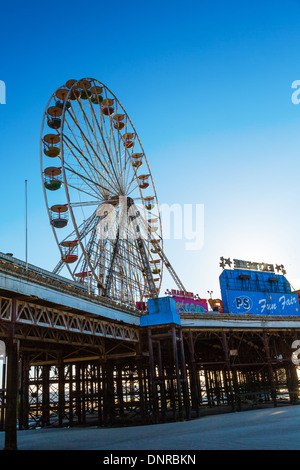 Blackpool Central Pier e ruota panoramica Ferris Foto Stock