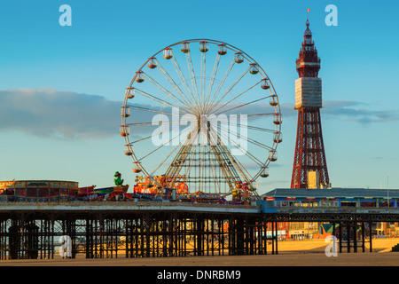Blackpool Central Pier con la ruota panoramica e la torre Foto Stock