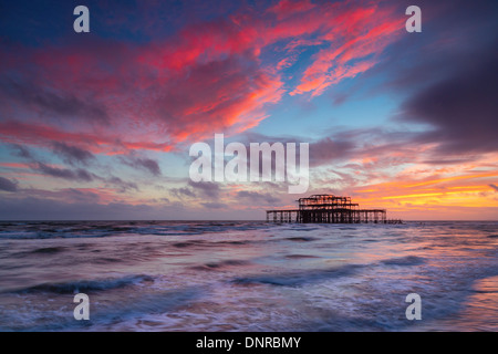 Molo Ovest di Brighton al tramonto, Sussex, Regno Unito. Esposizione lunga Foto Stock