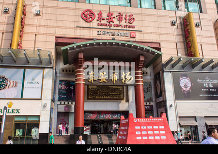 Dong un grande magazzino di Wangfujing Street a Pechino, Cina Foto Stock