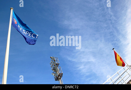 Bandiere con poli di bandiera delle Nazioni, La Manga Club e corpo direttivo del calcio UEFA Foto Stock