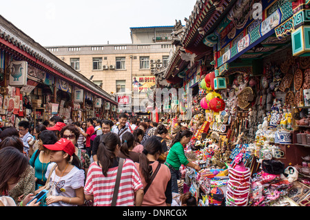 La folla e Street rivestiti con i fornitori di Wangfujing Street a Pechino, Cina Foto Stock