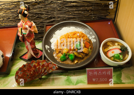 In Plastica Modello alimentare (tonkatsu - panati cotoletta di maiale) visualizzare il caso in un ristorante fast food - Seoul, Corea del Sud Foto Stock