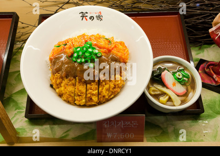 In Plastica Modello alimentare (tonkatsu - panati cotoletta di maiale) visualizzare il caso in un ristorante fast food - Seoul, Corea del Sud Foto Stock