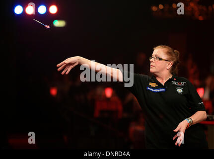 Frimley verde, Surrey, Regno Unito . 04 gen 2014. Rachel Brooks (Ita) (bicchieri) gioca Ann Louise Peters (den) in il loro match di primo turno al BDO freccette campionato, Lakeside, Frimley verde, Surrey. Credito: Joanne Roberts/Alamy Live News Foto Stock