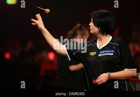 Frimley verde, Surrey, Regno Unito . 04 gen 2014. Rachel Brooks (Ita) (bicchieri) gioca Ann Louise Peters (den) in il loro match di primo turno al BDO freccette campionato, Lakeside, Frimley verde, Surrey. Credito: Joanne Roberts/Alamy Live News Foto Stock