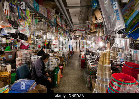 Pentole negozi al coperto (shijang tradizionale mercato) - Seoul, Corea del Sud Foto Stock