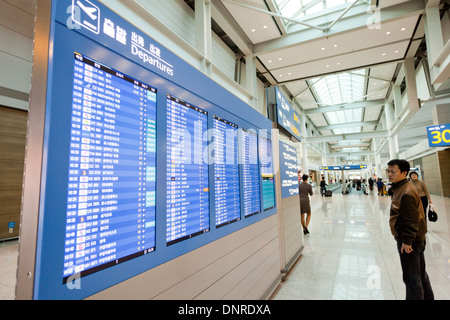 Display Flip Board partenze in Incheon International Aeroporto - Incheon, Corea del Sud Foto Stock