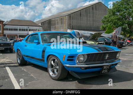 WEYBRIDGE, East Sussex, Regno Unito - 18 agosto: Blu Classico Mustang Boss 302 in mostra al Brooklands Motor Musei Mustang soddisfare Foto Stock