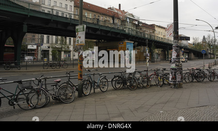 Grigio a vista cielo, a sud di ferro verde elevato U2 stazione, biciclette incatenati ringhiere, Schonhauser Allee a Kastainenallee, Berlino Foto Stock