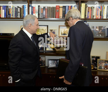 Gerusalemme. Gen 5, 2014. Il Primo Ministro israeliano Benjamin Netanyahu (L) punti una fotografia quando incontro con visita di U.S. Il segretario di Stato John Kerry presso la residenza del Primo ministro di Gerusalemme a gen. 4, 2014. Stati Uniti Il segretario di Stato John Kerry detto sabato che nonostante le difficoltà gli israeliani e i palestinesi sono rivolte, alcuni progressi sono stati fatti nella loro colloqui di pace. Credito: U.S. Ambasciata di Israele/Matty Stern/Xinhua/Alamy Live News Foto Stock