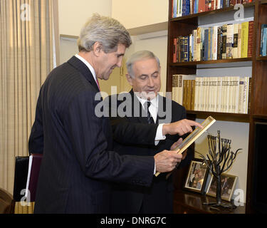 Gerusalemme. Gen 5, 2014. Il Primo Ministro israeliano Benjamin Netanyahu (R) punti una fotografia quando incontro con visita di U.S. Il segretario di Stato John Kerry presso la residenza del Primo ministro di Gerusalemme a gen. 4, 2014. Stati Uniti Il segretario di Stato John Kerry detto sabato che nonostante le difficoltà gli israeliani e i palestinesi sono rivolte, alcuni progressi sono stati fatti nella loro colloqui di pace. Credito: U.S. Ambasciata di Israele/Matty Stern/Xinhua/Alamy Live News Foto Stock