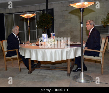 Gerusalemme. Gen 5, 2014. Il Primo Ministro israeliano Benjamin Netanyahu (L) ha la cena con visita di U.S. Il segretario di Stato John Kerry presso la residenza del Primo ministro di Gerusalemme a gen. 4, 2014. Stati Uniti Il segretario di Stato John Kerry detto sabato che nonostante le difficoltà gli israeliani e i palestinesi sono rivolte, alcuni progressi sono stati fatti nella loro colloqui di pace. Credito: U.S. Ambasciata di Israele/Matty Stern/Xinhua/Alamy Live News Foto Stock