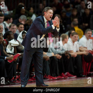 Piscataway, New Jersey, USA. 4 gennaio, 2014. Louisville's head coach Rick Pitino reagisce al suo compagno di squadra sul pavimento nella prima metà durante American Athletic Conferenza azione di pallacanestro tra la Rutgers Scarlet Knights e il Louisvile Cardinali al Louis Brown Athletic Centre (RAC) in Piscataway, New Jersey. Credito: csm/Alamy Live News Foto Stock