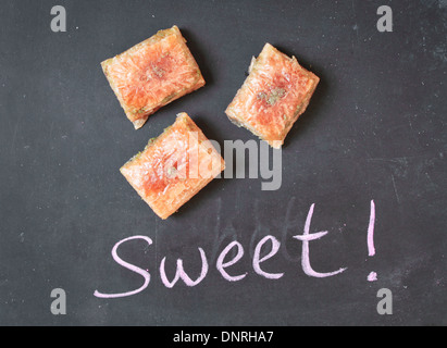 Dolci dolci di pasticceria su una superficie nera Foto Stock