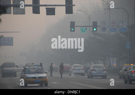 Changchun, la Cina della provincia di Jilin. Gen 5, 2014. I veicoli vengono eseguiti su un smog strada avvolto in Changchun, capitale del nord-est della Cina di provincia di Jilin, 5 gennaio 2014. © Lin Hong/Xinhua/Alamy Live News Foto Stock