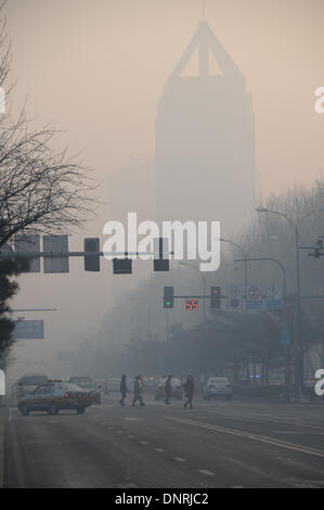 Changchun, la Cina della provincia di Jilin. Gen 5, 2014. Gli edifici sono tappezzate di smog pesante in Changchun, capitale del nord-est della Cina di provincia di Jilin, 5 gennaio 2014. © Lin Hong/Xinhua/Alamy Live News Foto Stock