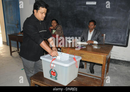 Dacca in Bangladesh. Gen 5, 2014. Un uomo del Bangladesh getta il suo voto in corrispondenza di una stazione di polling durante il decimo alle elezioni del Parlamento europeo a Dhaka, nel Bangladesh, 5 gennaio 2014. Stazioni di polling in Bangladesh ha aperto la domenica mattina per le controverse elezioni del Parlamento boicottato dal principale partito di opposizione che applicate non-stop sciopero su tutto il territorio nazionale e di blocco. Credito: Shariful Islam/Xinhua/Alamy Live News Foto Stock