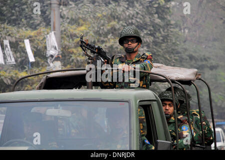 Dacca in Bangladesh. Gen 5, 2014. Esercito bengalese patrol su una strada durante il decimo alle elezioni del Parlamento europeo a Dhaka, nel Bangladesh, 5 gennaio 2014. Stazioni di polling in Bangladesh ha aperto la domenica mattina per le controverse elezioni del Parlamento boicottato dal principale partito di opposizione che applicate non-stop sciopero su tutto il territorio nazionale e di blocco. Credito: Shariful Islam/Xinhua/Alamy Live News Foto Stock