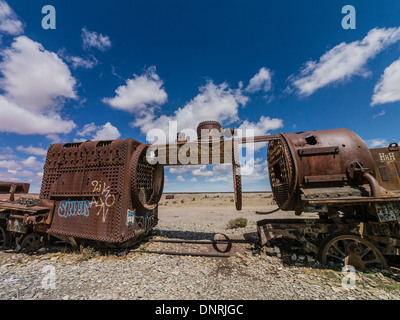 Treno boliviano cimitero costituito da vecchie locomotive a vapore e treni antichi abbandonata nel Salar de Uyuni in Bolivia. Foto Stock