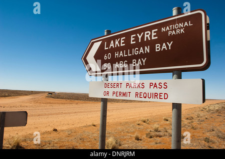 Segno al lago Eyre, Sud Australia, sull'Oodnadatta Track. Foto Stock