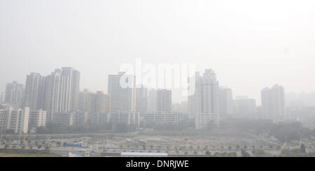 Haikou, cinese della provincia di Hainan. Gen 5, 2014. Gli edifici sono tappezzate di smog pesante in Haikou, Cina del sud della provincia di Hainan, 5 gennaio 2014. © Wei Hua/Xinhua/Alamy Live News Foto Stock