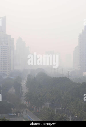 Haikou, cinese della provincia di Hainan. Gen 5, 2014. Gli edifici sono tappezzate di smog pesante in Haikou, Cina del sud della provincia di Hainan, 5 gennaio 2014. © Wei Hua/Xinhua/Alamy Live News Foto Stock