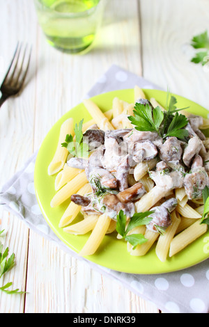 Pasta con funghi e salsa alla panna, cibo closeup Foto Stock