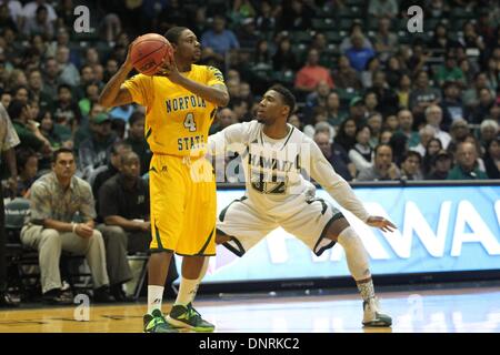 Honolulu, HI, STATI UNITI D'AMERICA. 30 Dic, 2013. Dicembre 30, 2013 - Hawaii Rainbow Warriors guard Brandon Fante #32 guardie stato Norfolk spartani guard Marese Phelps #4 durante l'azione tra il Norfolk membro spartani e Hawaii Rainbow Warriors a Stan Sheriff centro sull'Università delle Hawaii a Manoa campus a Honolulu, HI. © csm/Alamy Live News Foto Stock