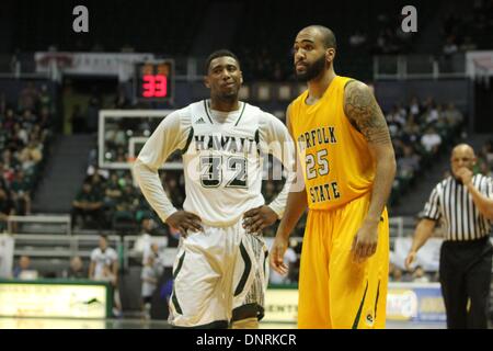 Honolulu, HI, STATI UNITI D'AMERICA. 30 Dic, 2013. Dicembre 30, 2013 - Hawaii Rainbow Warriors guard Brandon Fante #32 e stato di Norfolk spartani guard Malcolm Hawkins #25 durante l'azione tra il Norfolk membro spartani e Hawaii Rainbow Warriors a Stan Sheriff centro sull'Università delle Hawaii a Manoa campus a Honolulu, HI. © csm/Alamy Live News Foto Stock