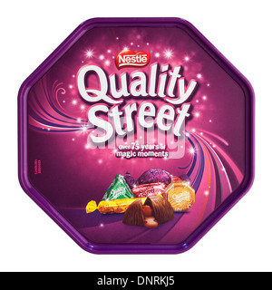 Una vasca di Nestlé Quality Street cioccolatini caramelle su sfondo bianco Foto Stock