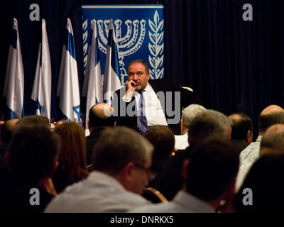 Gerusalemme, Israele. Gen 5, 2014. Il ministro degli Affari Esteri, Avigdor Lieberman, sembra annoiato come Presidente dello Stato di Israele, Peres, rende un indirizzo presso il Ministero degli Affari Esteri. I due uomini politici si oppongono politicamente e ideologicamente. Gerusalemme, Israele. 5-gen-2014. Il Presidente Peres ha aperto la conferenza degli ambasciatori per i capi israeliani di missioni diplomatiche in tutto il mondo a fianco il Ministro degli Esteri Lieberman presso il Ministero degli Affari Esteri. Credito: Nir Alon/Alamy Live News Foto Stock