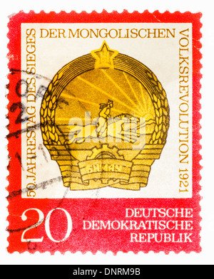 Repubblica democratica tedesca - circa 1971: francobollo stampato nella RDT mostra la data del cinquantesimo anniversario della vittoria del popolo mongolo Foto Stock