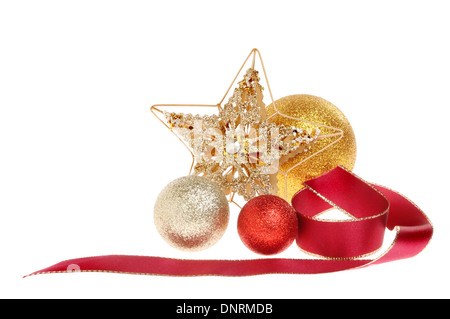 Decorazione di natale di un jeweled star, oro e rosso e baubles un nastro isolata contro bianco Foto Stock