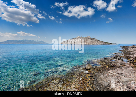 La spiaggia rocciosa Perdika a Aegina Island, Grecia Foto Stock