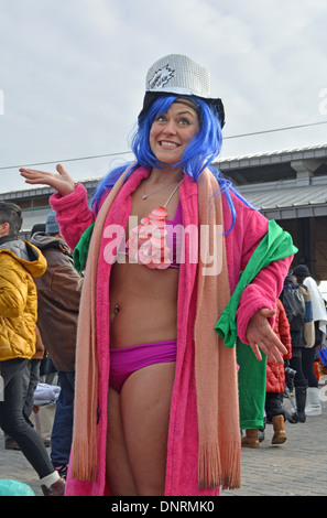 Un partecipante nel bilancio annuale dell'orso polare del Club Capodanno nuotare in Coney Island Brooklyn, New York Foto Stock