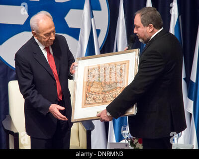 Gerusalemme, Israele. Gen 5, 2014. FM, Avigdor Lieberman (R), accoglie il presidente israeliano Shimon Peres (L) e lo presenta con una mappa del mondo; "siete qui, al polo sud, e io sono al Polo Nord. Quanto più distanti possibile ma siamo entrambi vogliono la stessa cosa". Gerusalemme, Israele. 5-gen-2014. Il Presidente Peres ha aperto la conferenza degli ambasciatori per i capi israeliani di missioni diplomatiche in tutto il mondo a fianco il Ministro degli Esteri Lieberman presso il Ministero degli Affari Esteri. Credito: Nir Alon/Alamy Live News Foto Stock