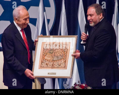 Gerusalemme, Israele. Gen 5, 2014. FM, Avigdor Lieberman (R), accoglie il presidente israeliano Shimon Peres (L) e lo presenta con una mappa del mondo; "siete qui, al polo sud, e io sono al Polo Nord. Quanto più distanti possibile ma siamo entrambi vogliono la stessa cosa". Gerusalemme, Israele. 5-gen-2014. Il Presidente Peres ha aperto la conferenza degli ambasciatori per i capi israeliani di missioni diplomatiche in tutto il mondo a fianco il Ministro degli Esteri Lieberman presso il Ministero degli Affari Esteri. Credito: Nir Alon/Alamy Live News Foto Stock