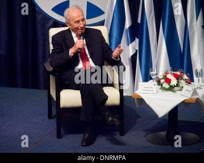 Gerusalemme, Israele. Gen 5, 2014. Il Presidente dello Stato di Israele, Shimon Peres, indirizzi diplomatici presso il Ministero degli Affari Esteri. Gerusalemme, Israele. 5-gen-2014. Il Presidente Peres ha aperto la conferenza degli ambasciatori per i capi israeliani di missioni diplomatiche in tutto il mondo a fianco il Ministro degli Esteri Lieberman presso il Ministero degli Affari Esteri. Credito: Nir Alon/Alamy Live News Foto Stock