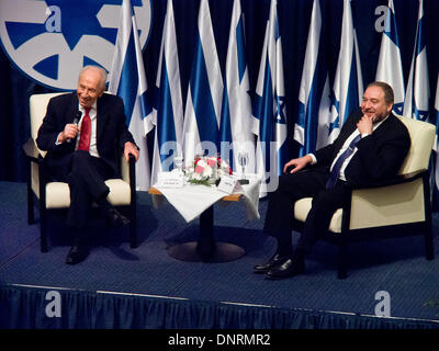 Gerusalemme, Israele. Gen 5, 2014. Il Presidente dello Stato di Israele, Shimon Peres (L), indirizzi diplomatici, seduti oltre a FM Avigdor Lieberman (R) presso il Ministero degli Affari Esteri. Gerusalemme, Israele. 5-gen-2014. Il Presidente Peres ha aperto la conferenza degli ambasciatori per i capi israeliani di missioni diplomatiche in tutto il mondo a fianco il Ministro degli Esteri Lieberman presso il Ministero degli Affari Esteri. Credito: Nir Alon/Alamy Live News Foto Stock