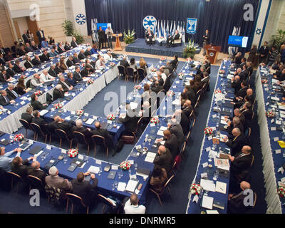 Gerusalemme, Israele. Gen 5, 2014. Il Presidente Shimon Peres ha aperto la conferenza degli ambasciatori per i capi israeliani di missioni diplomatiche in tutto il mondo a fianco il Ministro degli Esteri Avigdor Lieberman presso il Ministero degli Affari Esteri. Gerusalemme, Israele. 5-gen-2014. Il Presidente Peres ha aperto la conferenza degli ambasciatori per i capi israeliani di missioni diplomatiche in tutto il mondo a fianco il Ministro degli Esteri Lieberman presso il Ministero degli Affari Esteri. Credito: Nir Alon/Alamy Live News Foto Stock