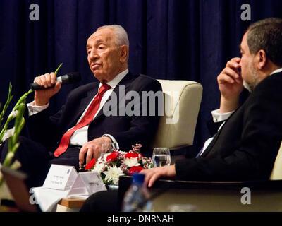 Gerusalemme, Israele. Gen 5, 2014. Il Presidente dello Stato di Israele, Shimon Peres (L), indirizzi diplomatici, seduti oltre a FM Avigdor Lieberman (R) presso il Ministero degli Affari Esteri. Gerusalemme, Israele. 5-gen-2014. Il Presidente Peres ha aperto la conferenza degli ambasciatori per i capi israeliani di missioni diplomatiche in tutto il mondo a fianco il Ministro degli Esteri Lieberman presso il Ministero degli Affari Esteri. Credito: Nir Alon/Alamy Live News Foto Stock