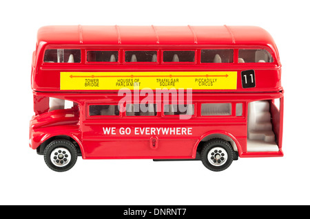 Modello giocattolo di red double decker bus londinese isolato su sfondo bianco con tracciato di ritaglio Foto Stock