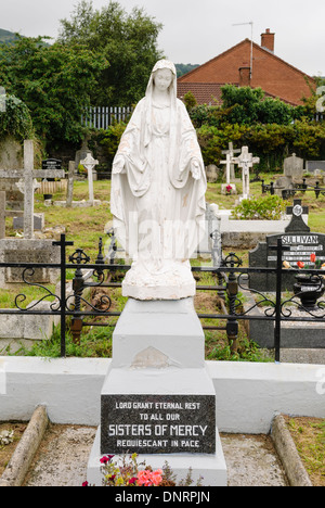 Statua della Vergine Maria sulla tomba di monache di Suore della Misericordia Foto Stock