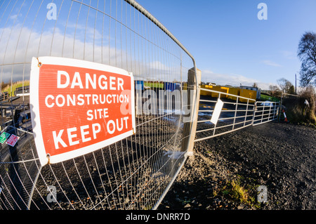 Segno sulla recinzione di un sito in costruzione avviso di persone per tenere fuori Foto Stock