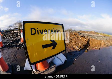 Segno per una diversione a una strada sito in costruzione Foto Stock