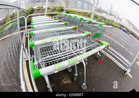 Asda carrelli di shopping Foto Stock