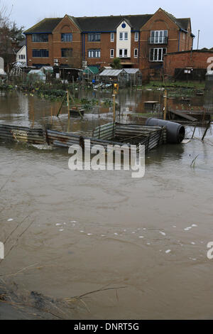 Godalming, Regno Unito. Gen 5, 2013. Inondati di giardini in Godalming, Surrey questa mattina dopo il fiume Wey burst le sue banche di nuovo. Credito: Joanne Roberts/Alamy Live News Foto Stock