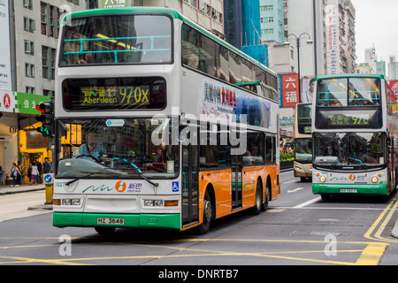 Double-decker Bus in esecuzione sulla strada del quartiere di Tsim Sha Tsui, Kowloon, Hong Kong, Cina Foto Stock