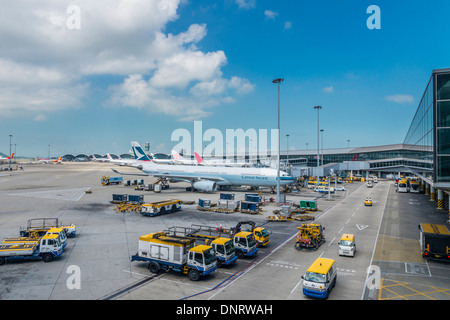 Vista del parcheggio grembiule, l'Aeroporto Internazionale di Hong Kong, Hong Kong Foto Stock